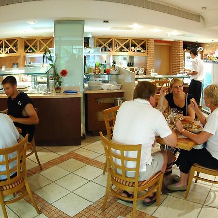 Fortina Spa Resort Слима Ресторант снимка A restaurant in a hotel