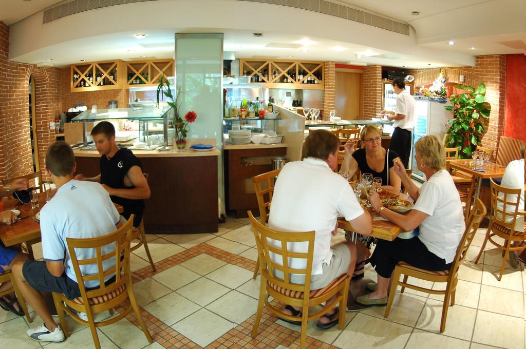 Fortina Spa Resort Слима Ресторант снимка A restaurant in a hotel