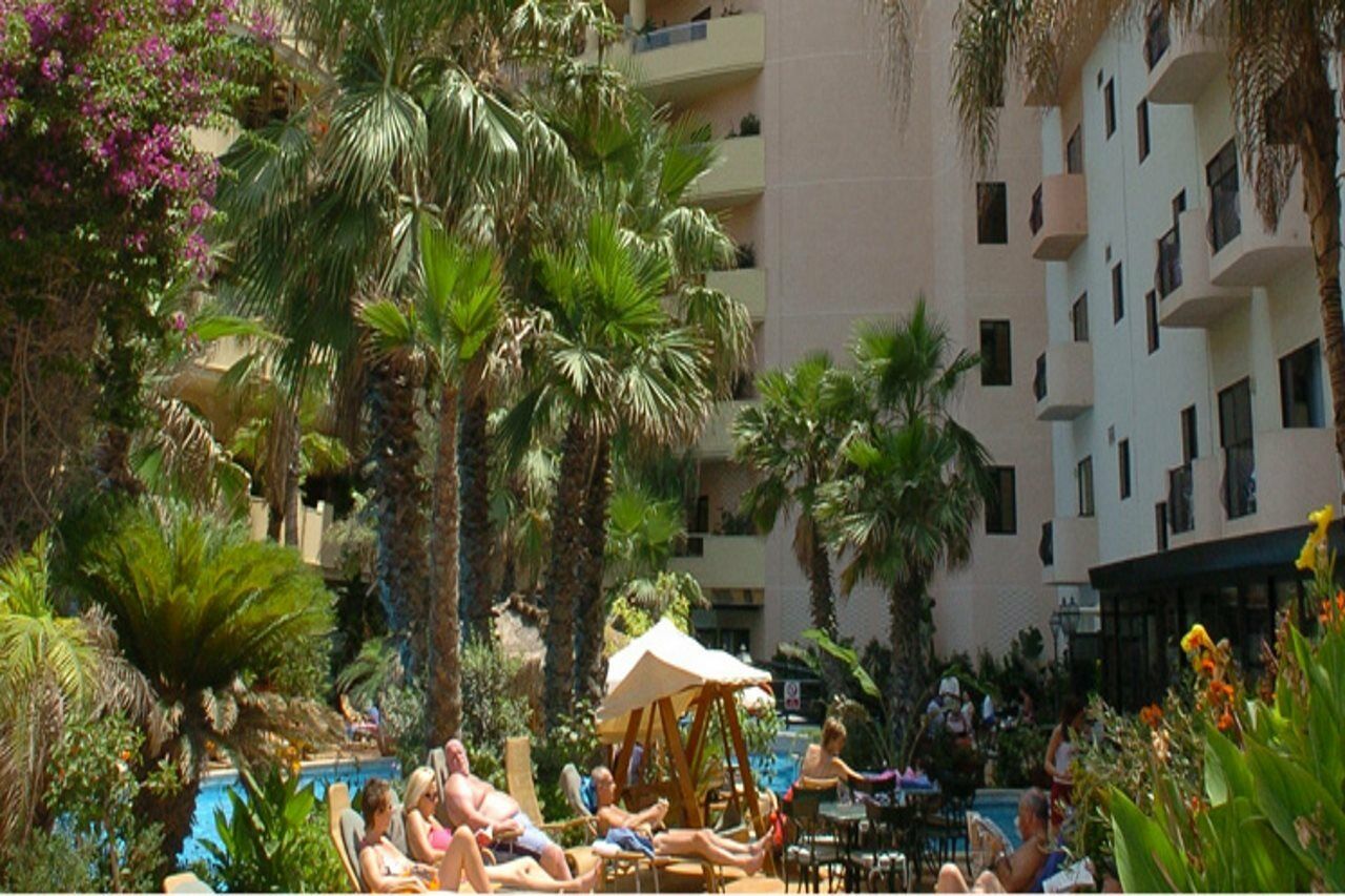 Fortina Spa Resort Слима Екстериор снимка The hotel's pool