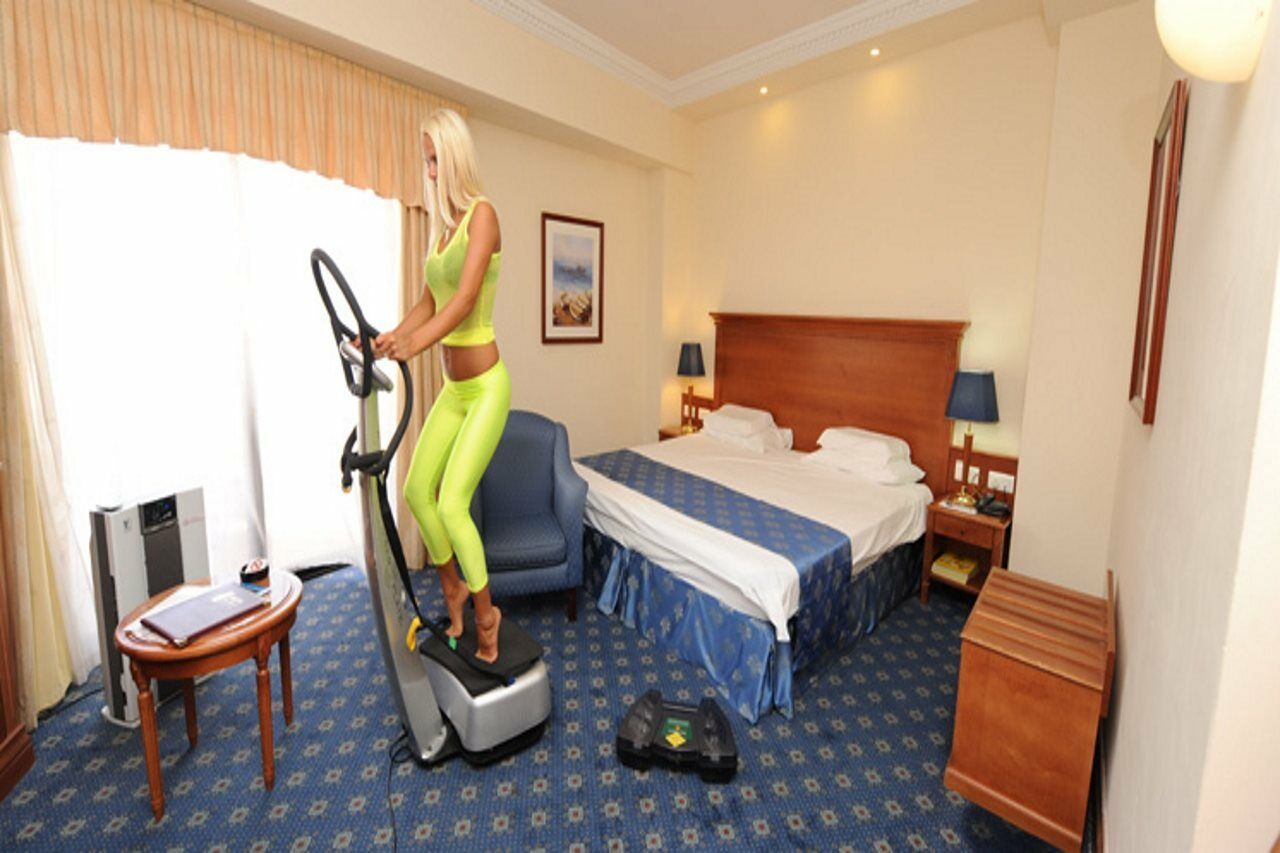Fortina Spa Resort Слима Екстериор снимка A woman on an elliptical trainer